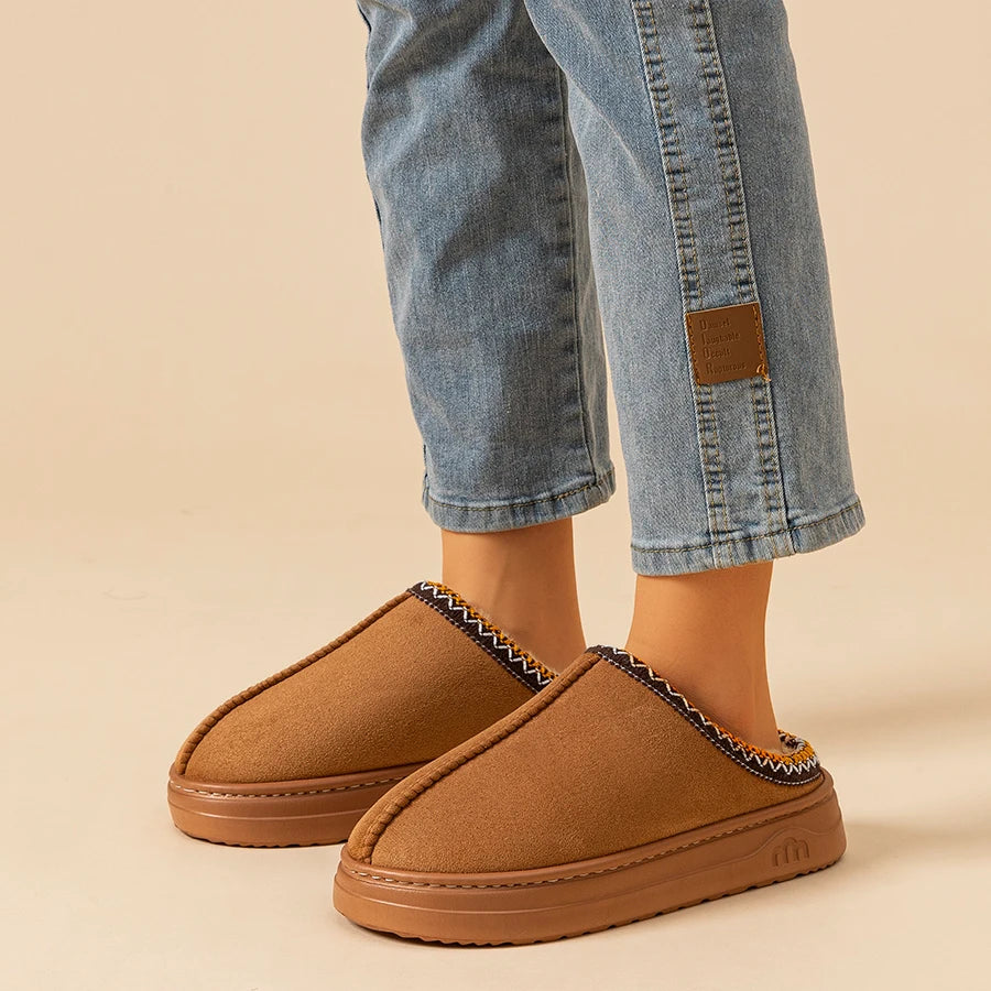 Ciepłe kapcie na platformie