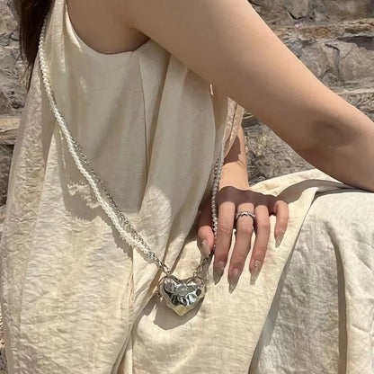 Ozdobna mini torebeczka-pasek z serduszkiem na łańcuszku