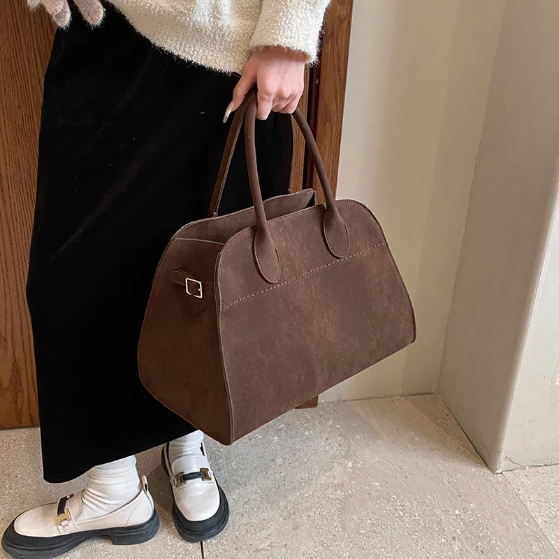 Mała zamszowa torebka shopper na pasku z rączkami
