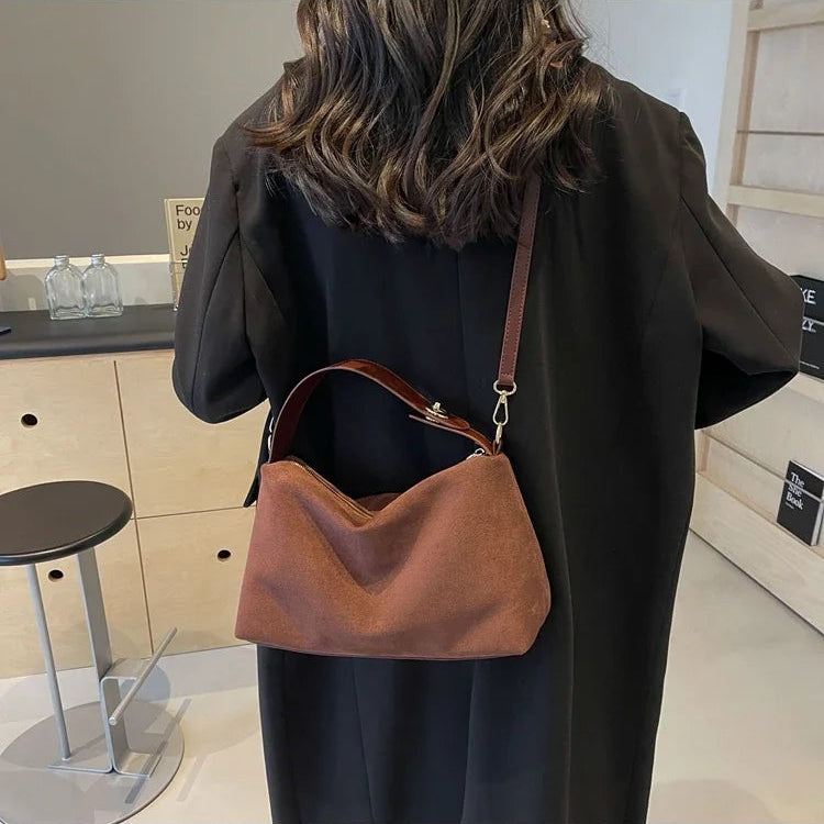 Zamszowa torebka crossbody
