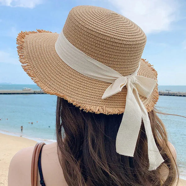 Słomiany kapelusz damski letni z szerokim rondem do plażowej stylizacji