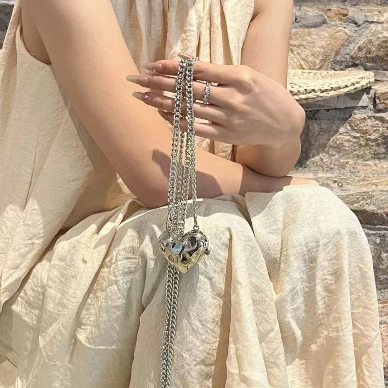 Ozdobna mini torebeczka-pasek z serduszkiem na łańcuszku