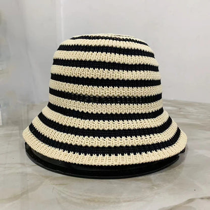 Ażurowy kapelusz typu bucket w paski