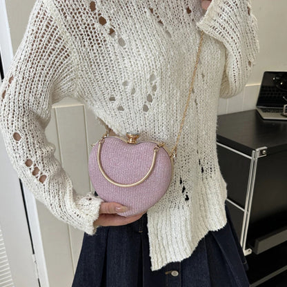 Błyszcząca kopertówka na łańcuszku w kształcie serca