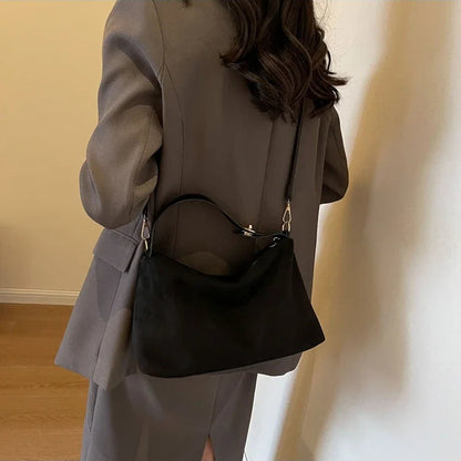 Zamszowa torebka crossbody