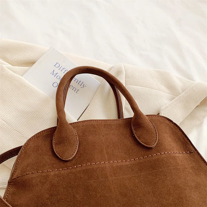Mała zamszowa torebka shopper na pasku z rączkami