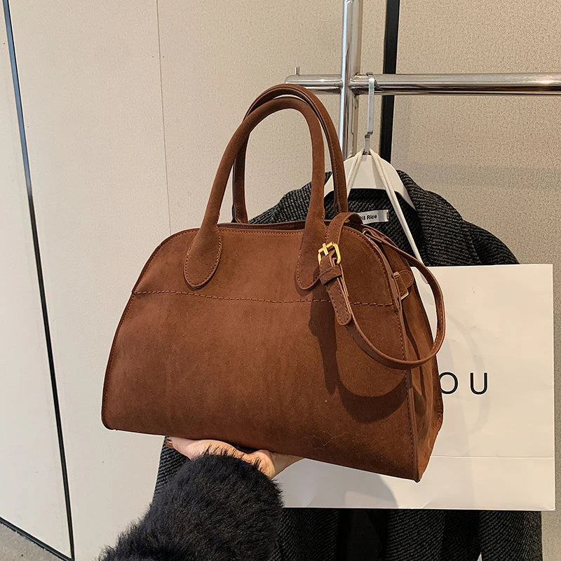 Mała zamszowa torebka shopper na pasku z rączkami