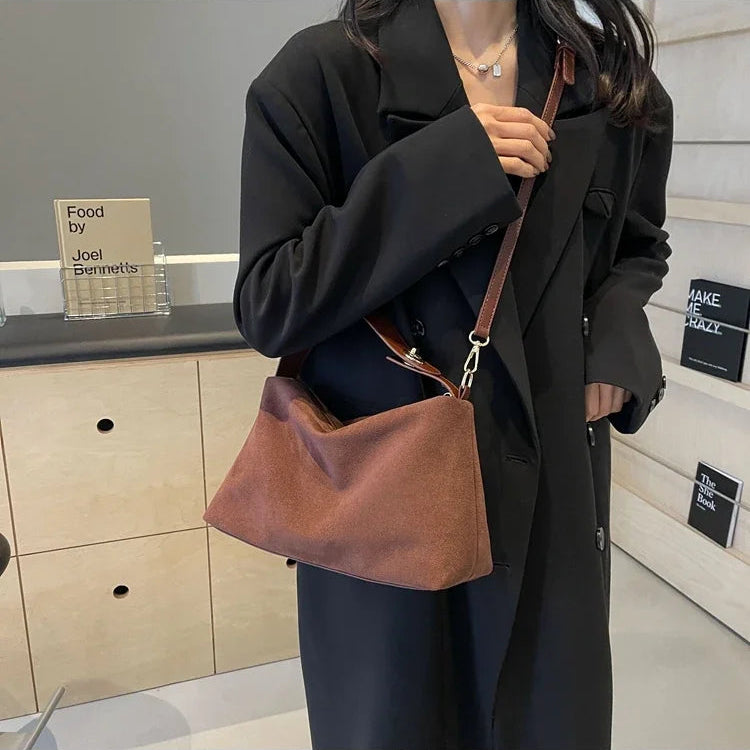 Zamszowa torebka crossbody