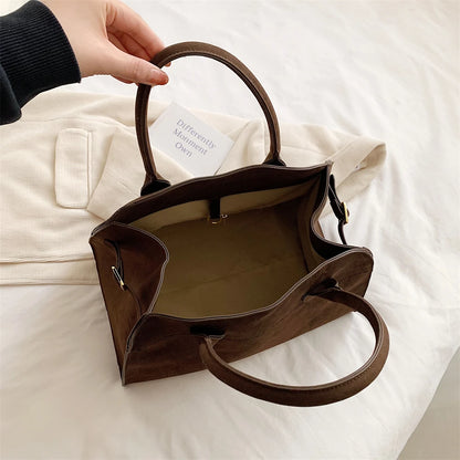 Mała zamszowa torebka shopper na pasku z rączkami